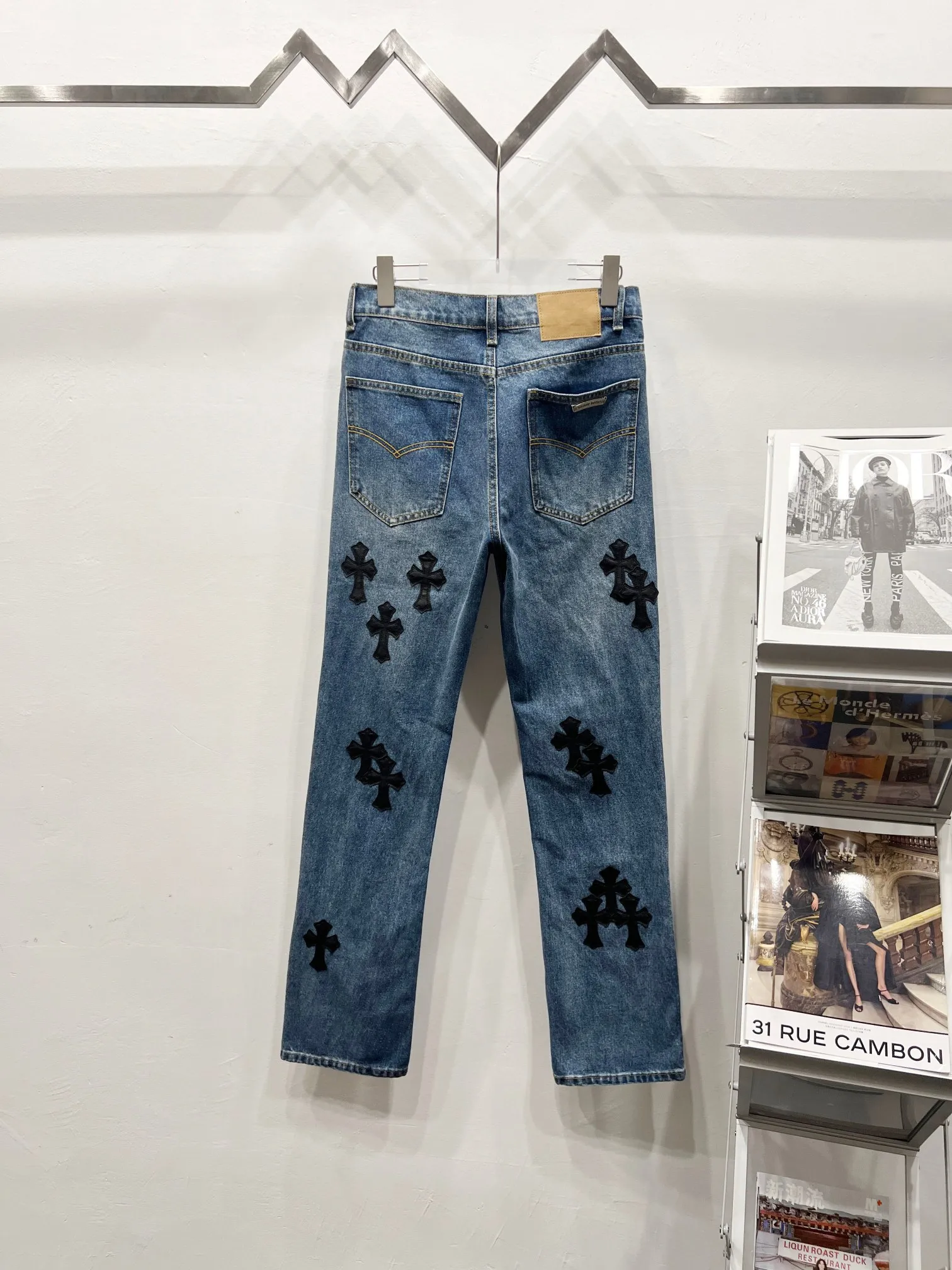 P260 Style No.: (c027) Chrome Hearts & Chrome Hearts Blue Bull Starry Sky Patchwork Leather Cross Jeans - Using starry sky theme patchwork leather elements, mostly presented in the shape of a cross. There is glitter on the surface of the leather, which is dazzling under the light. The unique design has simple and elegant details, exquisite workmanship, the entire trousers are neatly routed, and the details are in place! It’s so cool that both men and women can easily control the genderless trend!  Color: blue Size: S-M-L-XL-XXL
